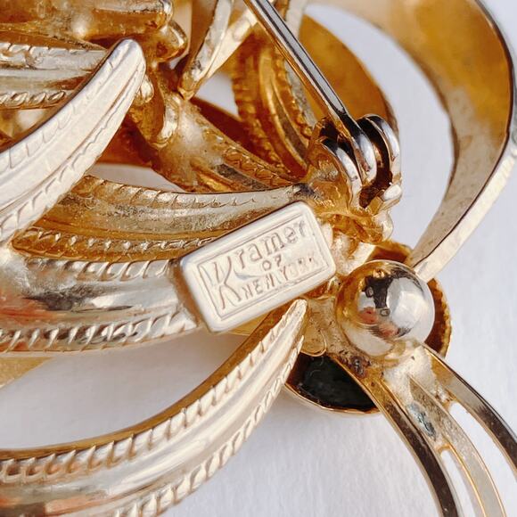 VTG Signed Kramer Mid Century Gold Tone Dimensional Ribbon Bow Brooch - Picture 8 of 12